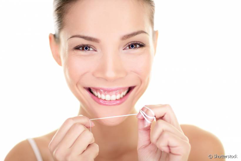 O fio dental é indicado a ser usado antes da escovação e tem o grande dever de retirar todos os resíduos entre os dentes, facilitando a passagem da escova logo depois
