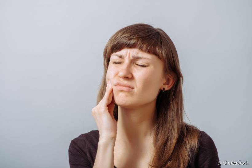 Erosão caracteriza-se pelo desgaste da camada externa do dente, deixando expostos os canalículos dentinários, que se comunicam com a polpa, gerando sensibilidade