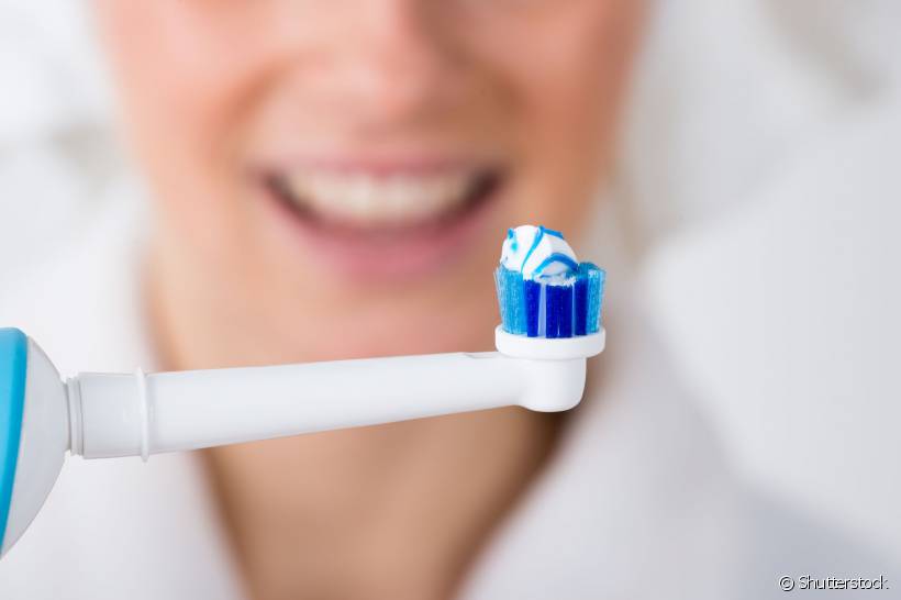 Você só tem bons motivos para incluir uma escova elétrica na sua limpeza bucal. Além de proporcionar uma limpeza eficaz, ela controla seu tempo de escovação e massageia a gengiva