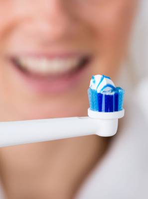Controle do tempo, movimentos das cerdas e força aplicada: conheça os principais recursos da escova de dentes elétrica