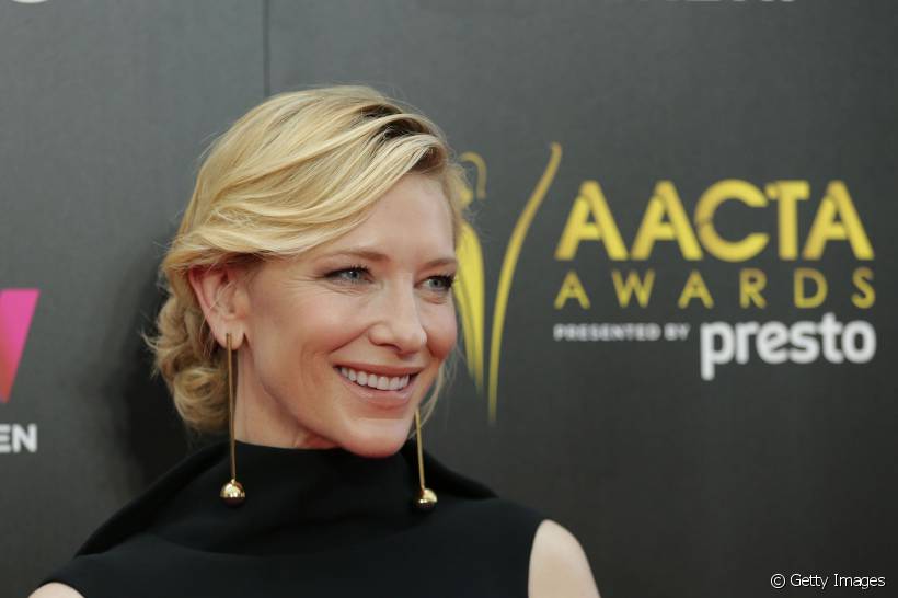 Cate Blanchett também é uma atriz premiada que já garantiu duas estatuetas do Oscar e está disputando outra como melhor atriz. Seus dentes com um belo tom natural devem ajudá-la a garantir tanto sucesso