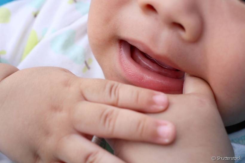 Chupar o dedo: apesar de ser um gesto que traz calma para os bebês, pode ser bem prejudicial quando praticado com frequência, acarretando problemas na fala e respiração