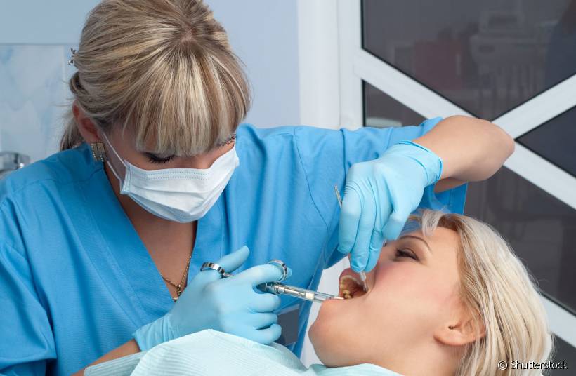A anestesia odontológica é um procedimento seguro. O dentista Max Ferreira explica que a necessidade ou não dela é o grau de resistência à dor do paciente