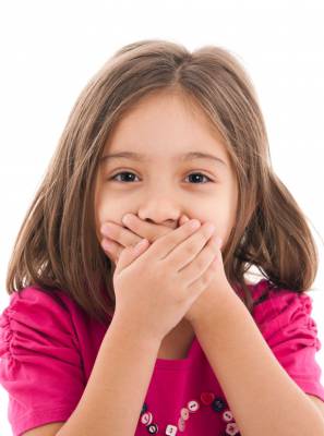 Entenda o que pode causar a halitose infantil e como tratar