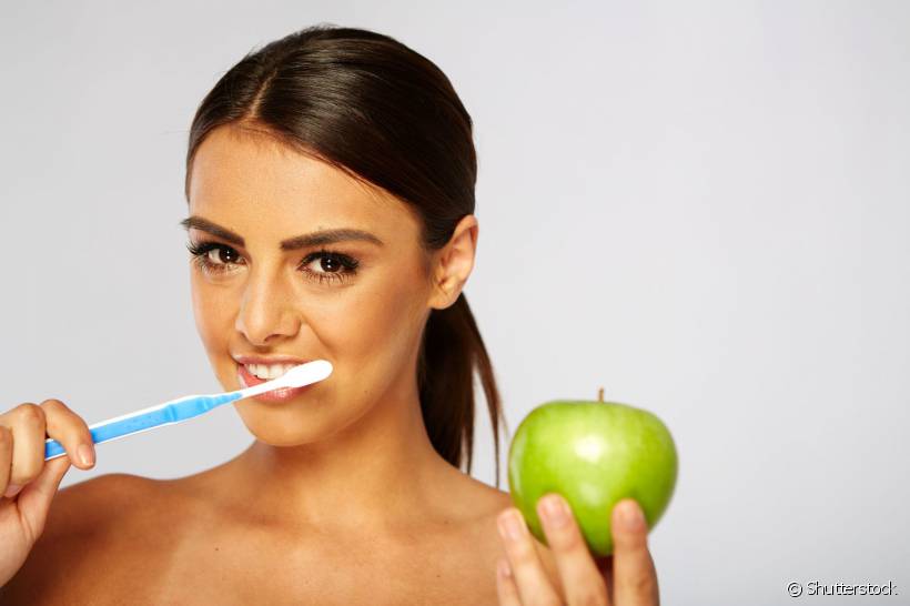 O excesso de força durante a escovação bucal e ingestão constante de alimentos ácidos podem provocar uma sensibilidade bem chata. Confira como evitar o problema