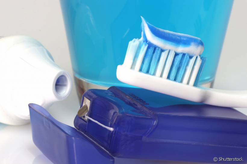 O fio dental retira a sujeira dos espaços mais difíceis, abrindo caminho para a escova de dente varrer essas bactérias e deixar sua boca limpa. Livre-se da periodontite com simples dicas