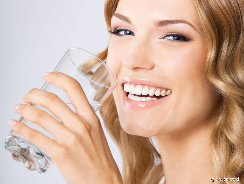2 litros de água é a quantidade que você deve tomar por dia. Será que você tem bebido o suficiente? Confira dicas para manter seu corpo hidratado