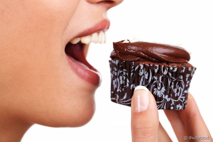 Ao se alimentar e não escovar os dentes, o paciente abre caminho para que as bactérias da boca utilizem os carboidratos do alimento ingerido para crescer em número, formando assim a chamada placa bacteriana