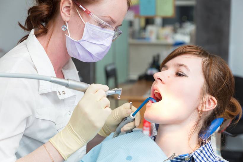A profilaxia bucal é uma limpeza feita em consultório pelo seu dentista. Por meio de alguns instrumentos ele irá remover toda placa bacteriana para impedir a evolução das bactérias