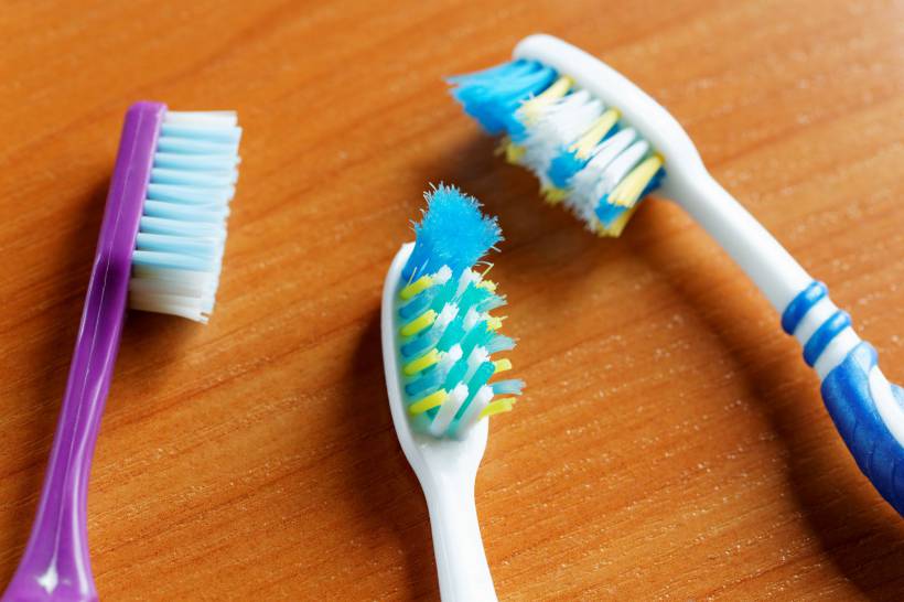 O dentista Marcos Borba indica a troca de escova de dentes a cada 3 meses de uso. Não respeitar esse tempo compromete a eficiência da escova durante sua higiene bucal