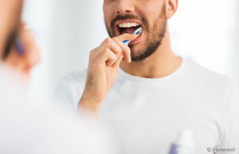 Praticando uma higiene bucal com fio dental, escova de dentes e enxaguante só deixará sua boca mais protegida e longe das doenças que ameaçam o bem-estar do seu sorriso