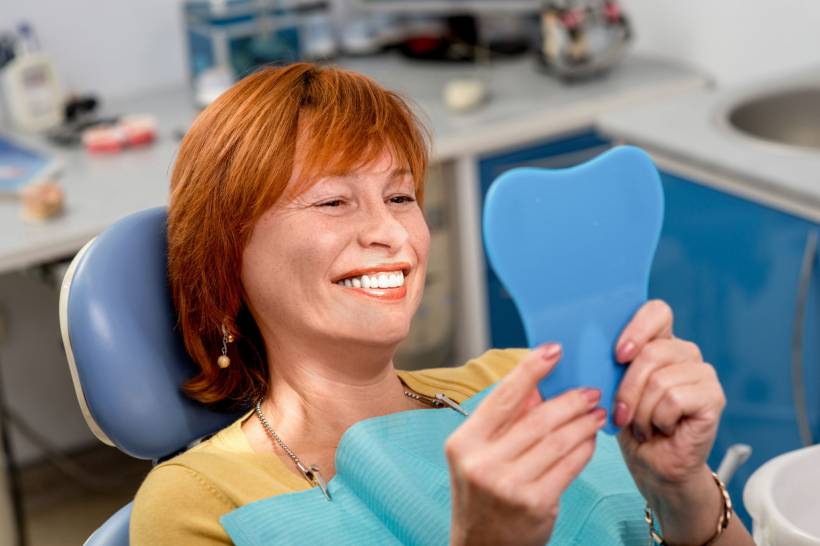 O implante de carga imediata é entregue imediatamente ou em até 72h depois da instalação cirúrgica e tem sido uma grande aliada em procedimentos odontológicos para reposição de um ou mais dentes perdidos
