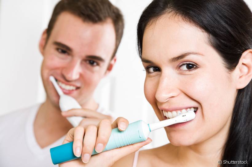 Trocar sua escova de dentes a cada 3 meses evita o risco de doenças bucais e renova a refrescância do seu sorriso. Confira mais sobre esse e outros benefícios dessa troca