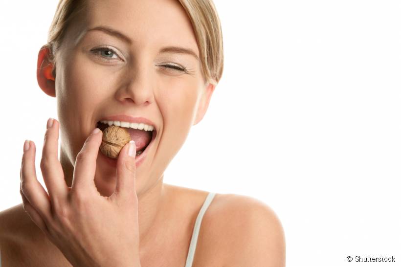 Hábitos aparentemente inofensivos que prejudicam a sua saúde bucal