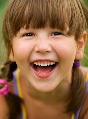 Para manter os sorrisos bonitos: 4 dicas para seu filho cuidar da saúde bucal longe de casa