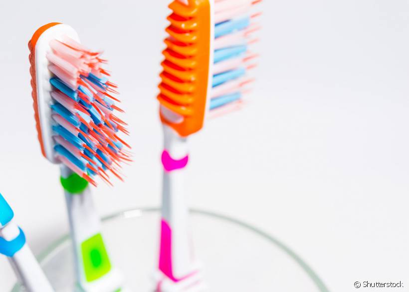 Você até usa a escova de dentes recomendada pelo seu dentista, mas será que você a usa corretamente? Entenda como essa ferramenta pode contribuir para uma sensibilidade dentária se usada da forma errada