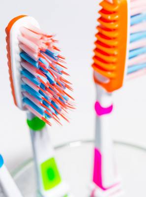 Sensibilidade: sua escova de dentes pode estar contribuindo para o problema. Descubra como!