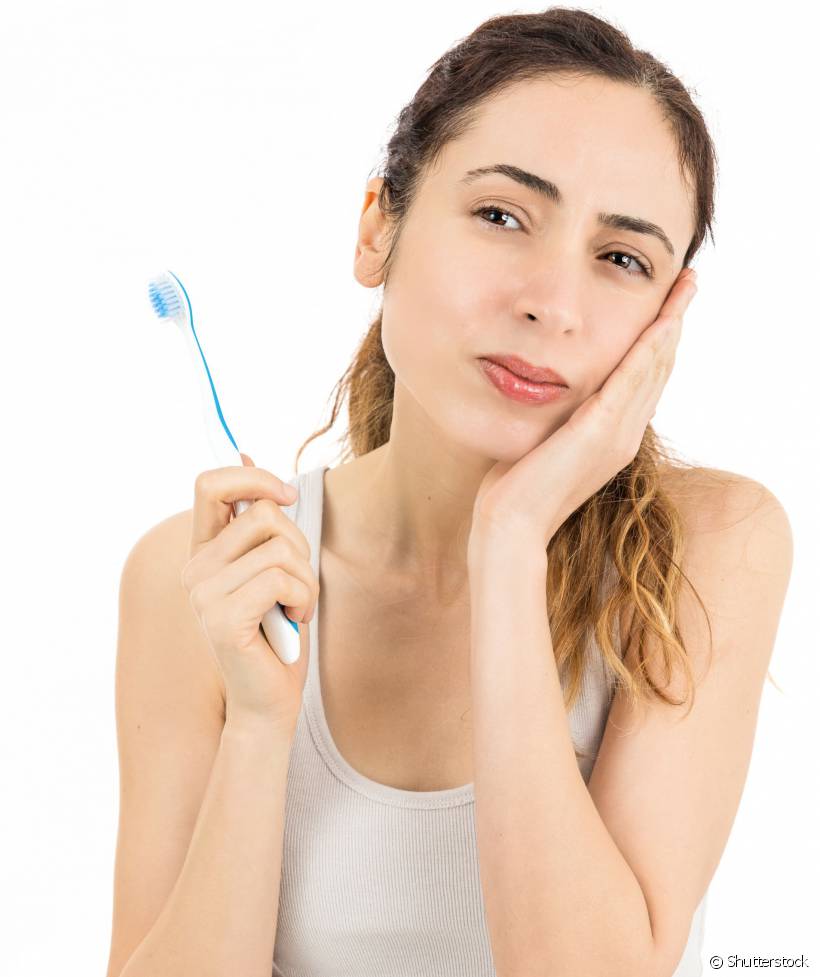 Apesar de serem mais difíceis de higienizar por conta da posição na arcada dentária, os sisos precisam ser sempre escovados, mesmo que não tenham nascido totalmente