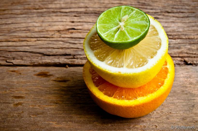 A gente sabe que a vontade de comer doces durante a TPM aumenta, né? Mas inclua alimentos cítricos como laranja e limão para ajudar o corpo a liberar líquidos.
