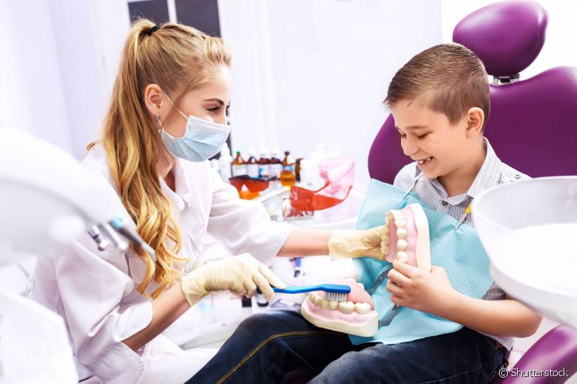 Os odontopediatras são especializados em atender as crianças. O consultório dentário infantil costuma ser um ambiente lúdico para os pequenos