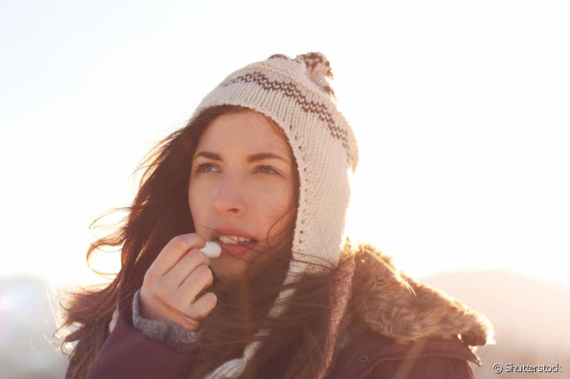 Você sabia que mesmo nos tempos mais frios o protetor labial deve ser usado? Confira essa e outras dicas de uma dermatologista para proteger essa área do corpo