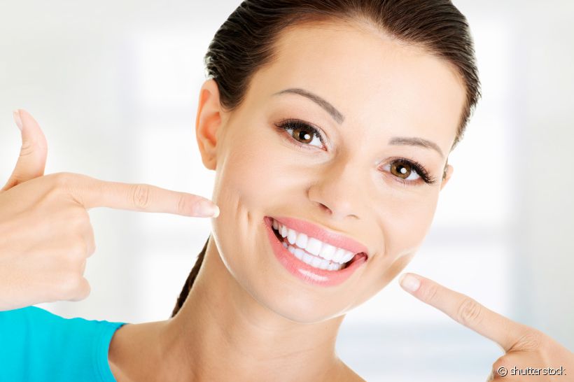 Com clareamento dental caseiro ou no consultório fica mais fácil ter dentes brancos. Mas será que todo mundo pode adotar essa técnica? Confira nas palavras de um especialista