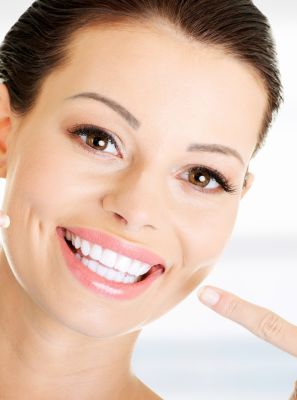 Especialista comenta as contraindicações do clareamento dental
