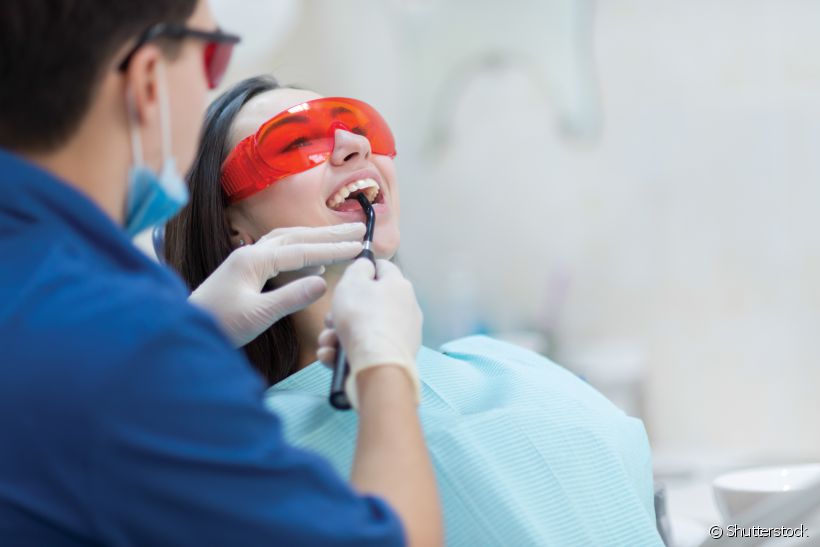 Clareamento dental pode ser feito interna e externamente. As diferenças estão além do nome e onde são aplicados. Conheça mais sobre eles