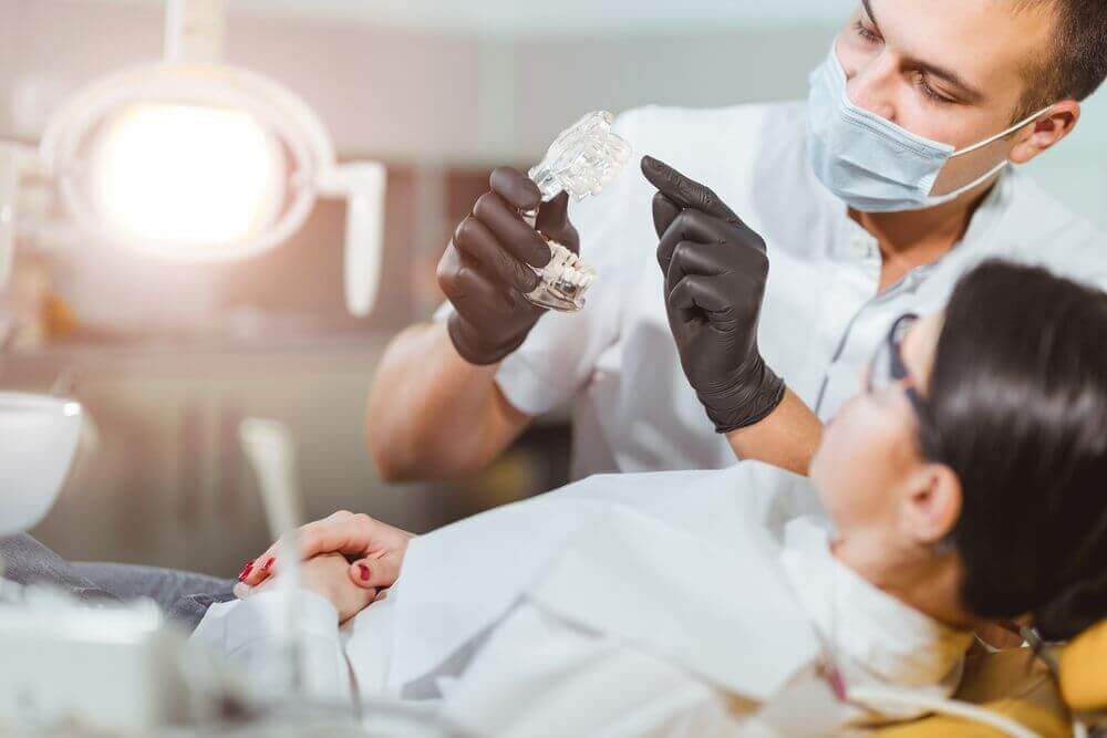 Dentista tira dúvidas sobre os cuidados com a saúde bucal