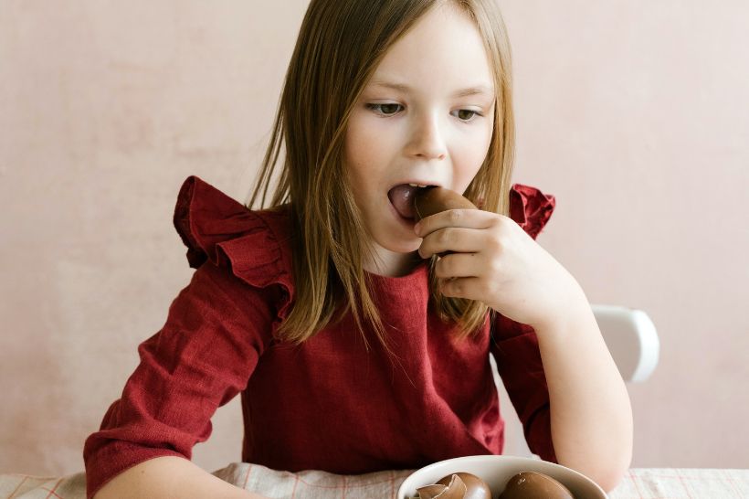 O chocolate pode escurecer os dentes quando consumido em excesso e caso o paciente não tome os devidos cuidados de higiene bucal