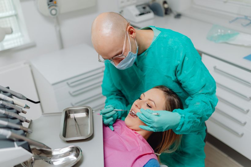 Após identificar um inchaço na boca, o mais indicado é recorrer ao dentista para fazer o diagnóstico correto e iniciar o tratamento