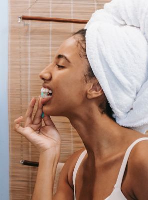 Escovas de dentes elétricas evitam a retração gengival?