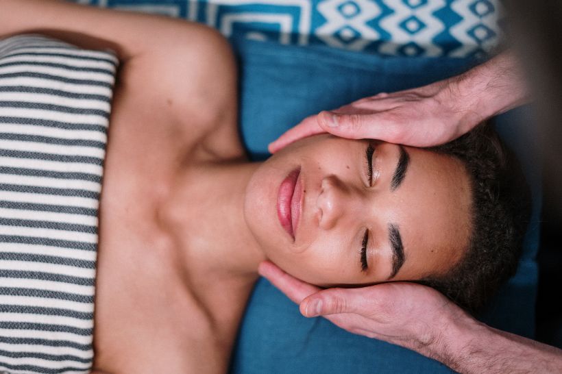 Técnicas de relaxamento (como massagens e alongamentos) são importantes para tratar disfunção temporomandibular e dor orofacial