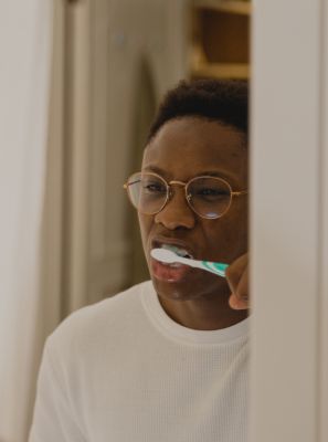 Pessoas com dentes sensíveis podem usar escova de dente elétrica?