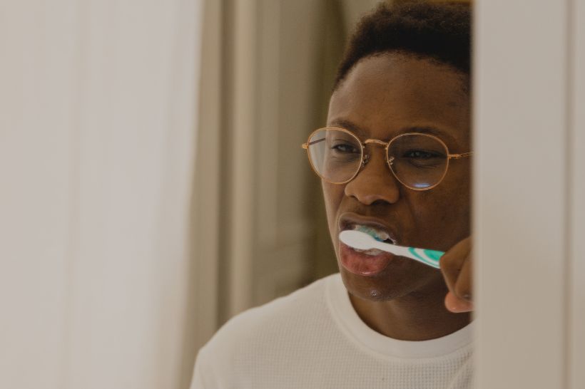 Quem tem dentes sensíveis pode utilizar escova de dente elétrica, mas o mais importante é saber como realizar a escovação (sem fazer muita força e com um creme dental para sensibilidade)