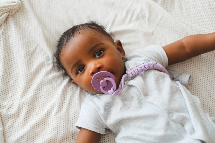 Chupeta ortodôntica, assim como a convencional, tende a prejudicar a saúde bucal do bebê no longo prazo