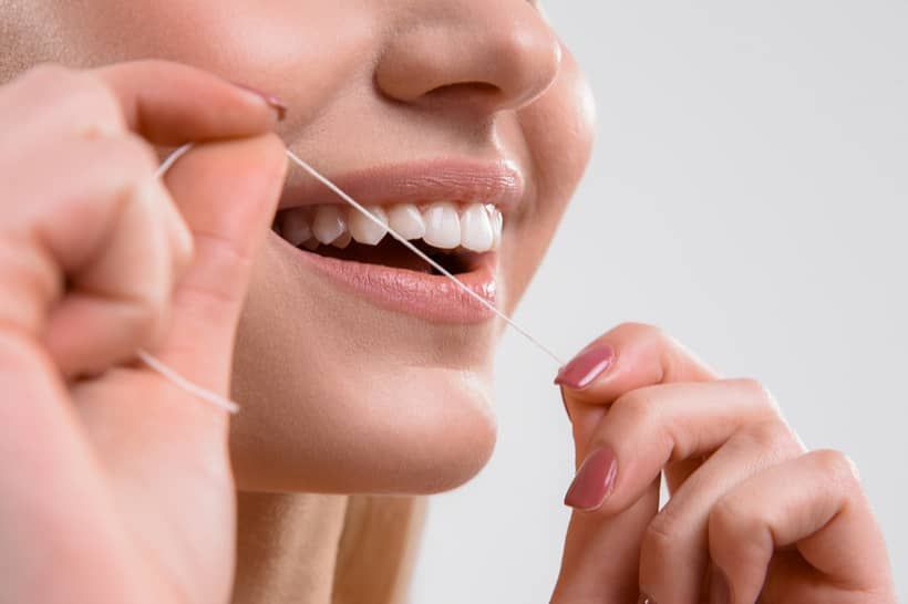 O fio dental é mais grosso, enquanto a fita dental é mais fina e achatada, mas ambos cumprem a mesma função de higienizar os espaços interdentais