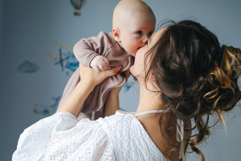 Para preservar a saúde bucal da mãe e do bebê, não é recomendado que mulheres lactantes façam clareamento dental