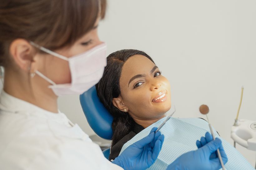 Para preservar a saúde bucal da mulher na gestação ou puerpério, é necessário evitar alguns procedimentos odontológicos, mas também recorrer a tratamentos simples para prevenir doenças bucais