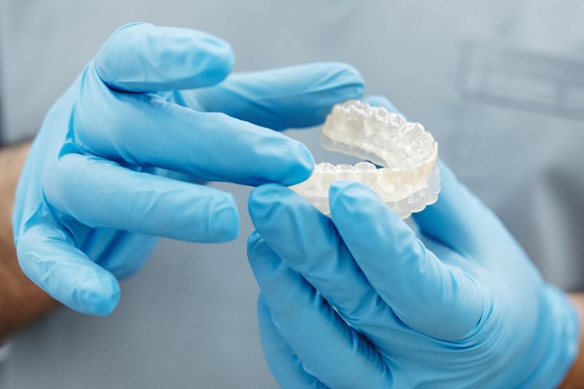O alinhador invisível (tipo de aparelho móvel) é utilizado para movimentar e alinhar os dentes durante o tratamento ortodôntico
