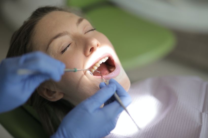 A abfração é um problema que ocorre quando há perda da superfície dentária (desgaste do dente) na região perto da gengiva, demandando o acompanhamento de um dentista