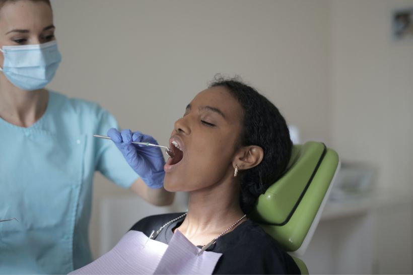 A falta de cálcio nos dentes (somada a outros fatores, como maus hábitos de higiene bucal e alimentação), aumenta bastante as chances de cáries 
