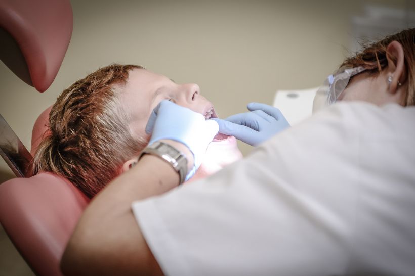 Caso o paciente com displasia cleidocraniana tenha ausência de dentes, recorrer ao implante dentário é uma boa opção