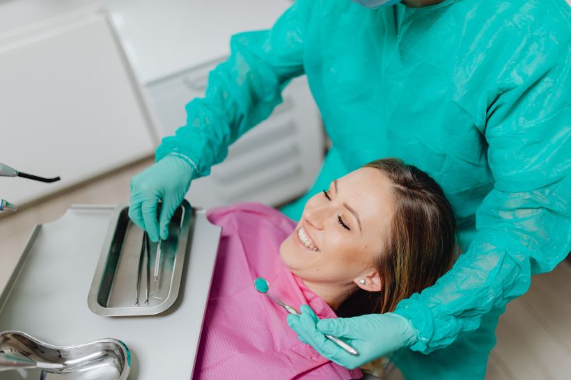 Para escolher o melhor material para restauração dentária, é importante avaliar alguns fatores, como a profundidade da cavidade e também a biocompatibilidade com os tecidos dentários