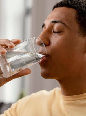 Boca seca mesmo tomando água: o que pode causar esse problema?