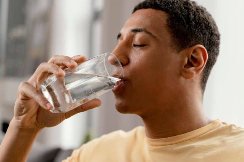 Mesmo que bebe bastante água pode sofrer com Xerostomia. Saiba quais podem ser as causas