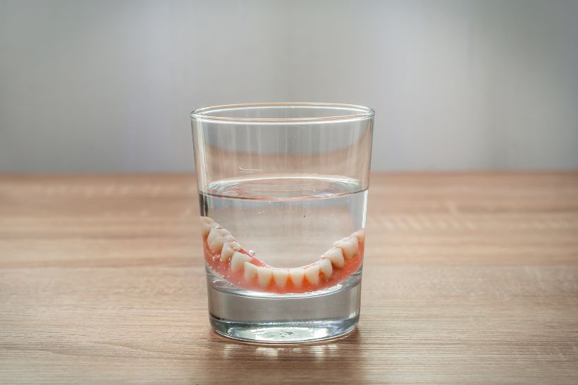Dormir com a prótese dentária móvel pode causar alguns problemas para a sua saúde bucal