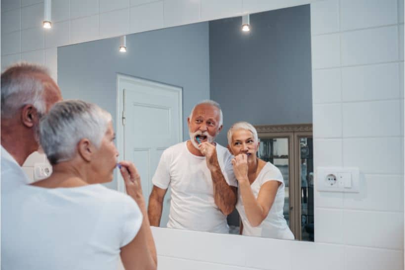 A escova de dentes elétrica pode ajudar bastante na saúde bucal de pessoas mais velhas. 