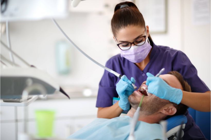 Não há remédios caseiros para dente inflamado. O tratamento mais efetivo só pode ser indicado por um dentista.