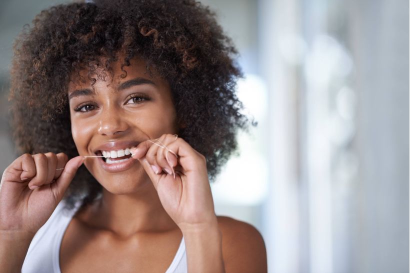 Usar fio dental todos os dias ajuda a manter a saúde bucal em dia. Será que podemos reutilizar o mesmo trecho em mais de um dia?